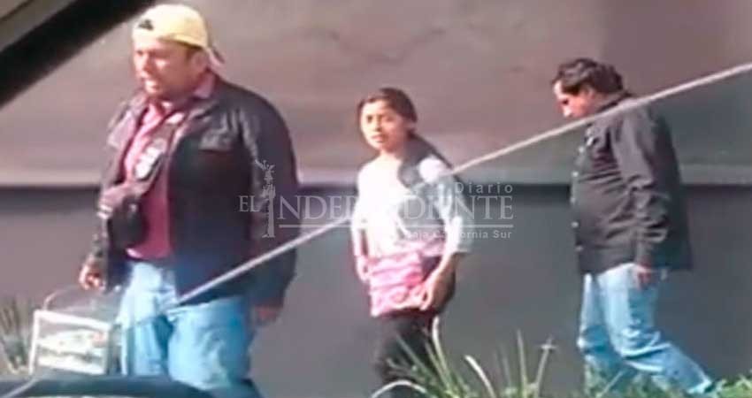 Niña vende gelatinas en Puebla... y funcionarios se las 'confiscan'