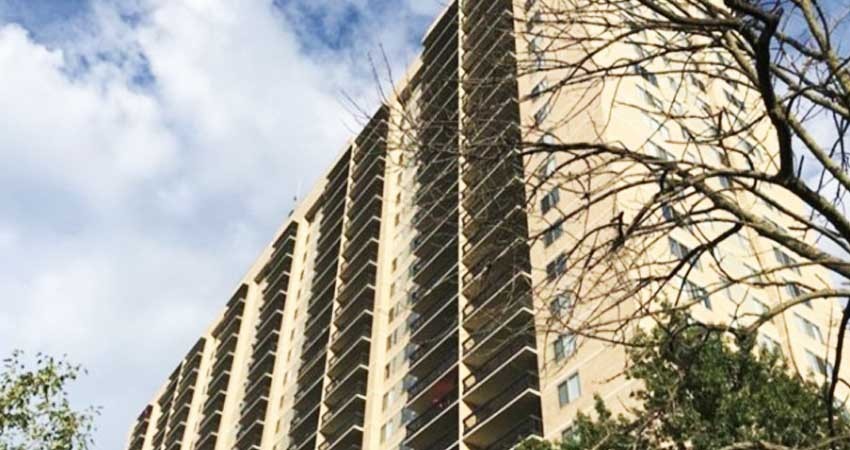 Muere niño en EU tras caer desde un balcón en el piso 24