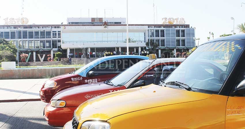 Taxistas exigen que autoridades detengan unidades de Uber en La Paz