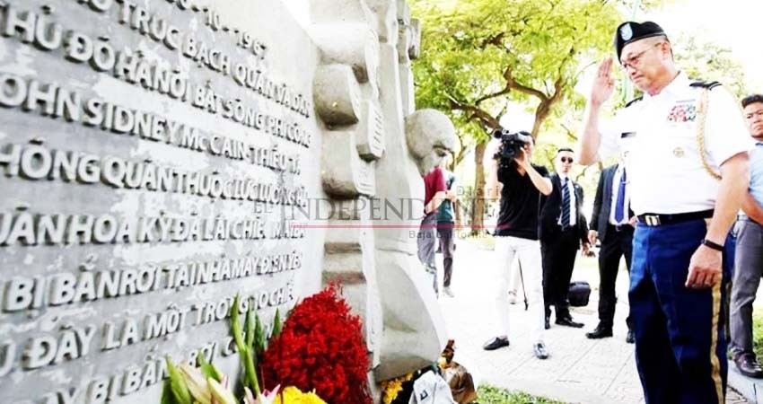 Vietnam rinde homenaje a John McCain