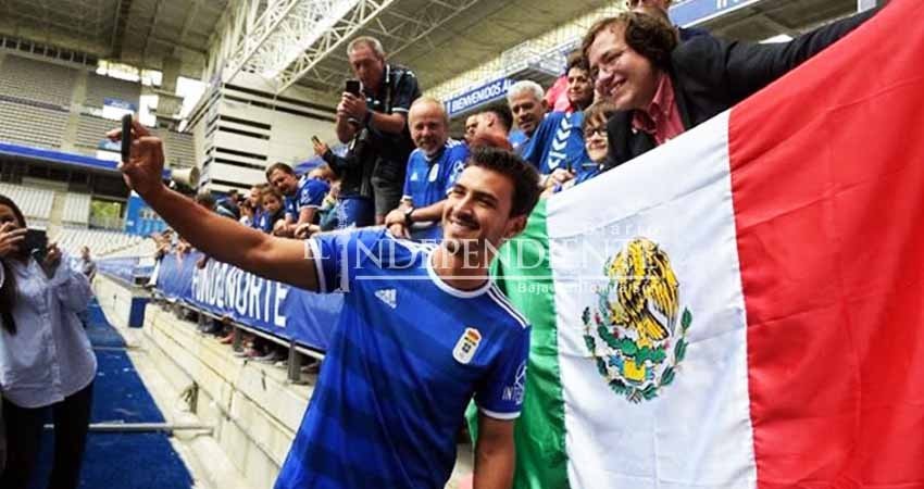 Entre banderas de México y playera de Chivas, Alanís es presentado con Oviedo