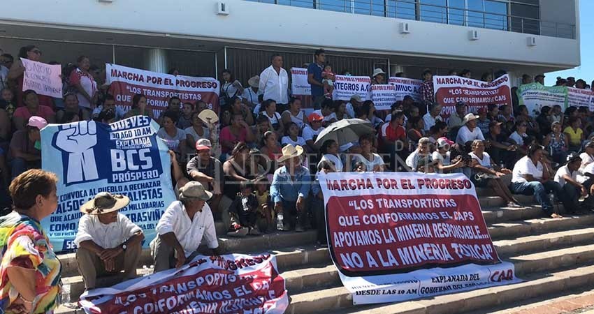 Con acarreados realizan manifestación de en pro de la “mina sustentable”