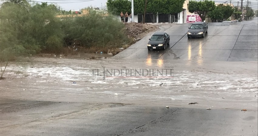 Corrida de arroyos incomunica a la ciudad de La Paz