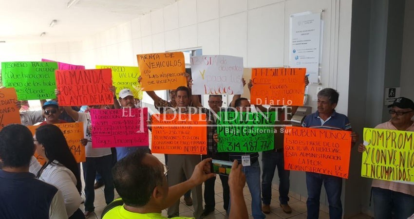 Manifestaciones en medio del informe de Armando Martínez