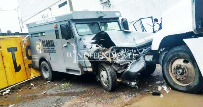Chocan tráiler contra camioneta de valores para asaltarla