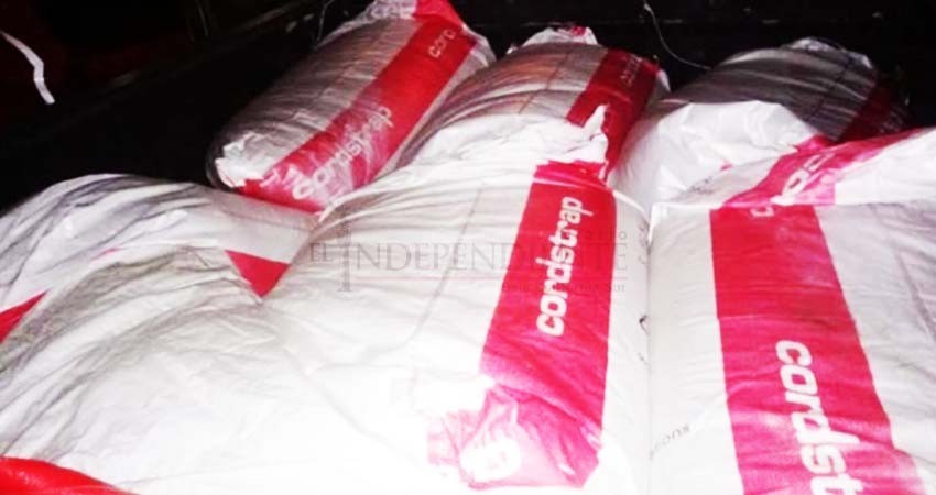 Cae presunto huachicolero que transportaba el combustible en costales