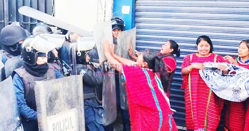 Entre empujones desalojan campamento de mujeres triquis en Oaxaca