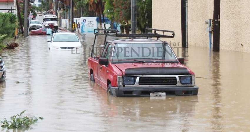 Se inunda a las afueras de la UMF 6 del IMSS en SJC
