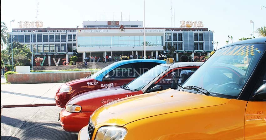 Cuestionan taxistas “desaparición” de fideicomisos para transporte