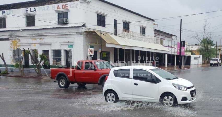 Corren arroyos en el Centro de La Paz