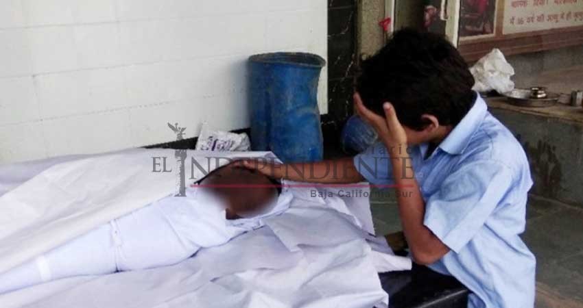 Foto de niño sin dinero para el funeral de su padre reúne miles de dólares