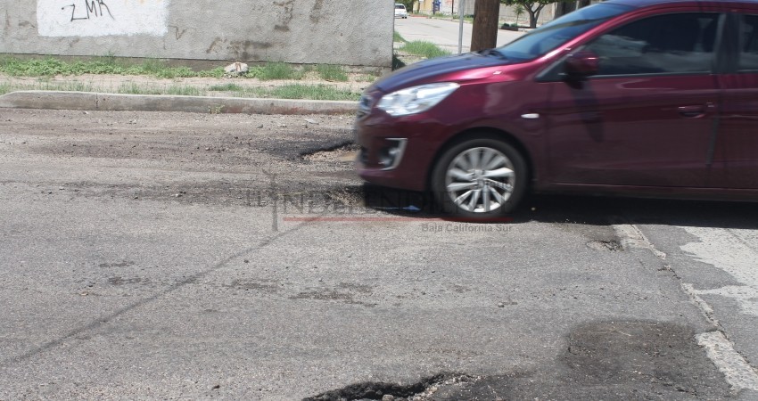 Lluvias dejan grave problema de baches en calles de La Paz