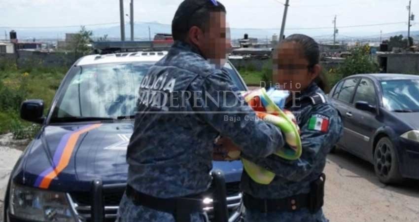 Rescatan policías a bebé de riña entre padres en Pachuca