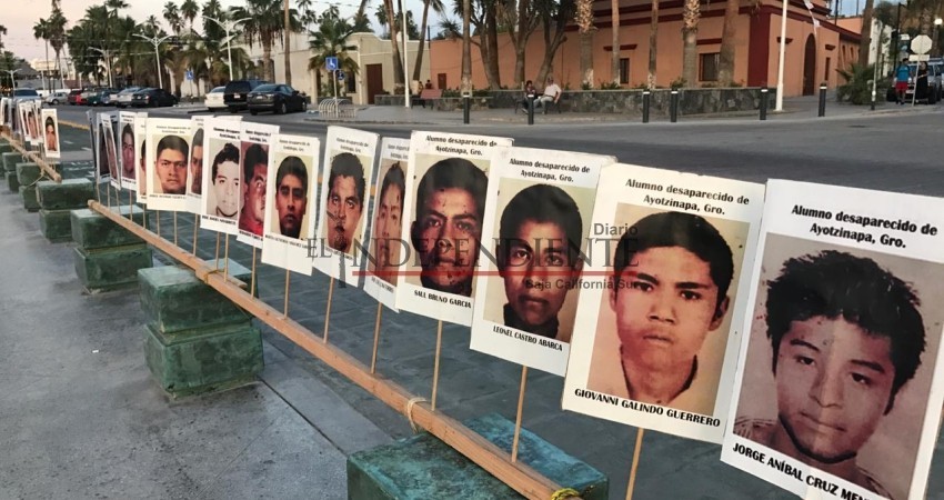 Marchan en La Paz por los 43 estudiantes desaparecidos de Ayotzinapa
