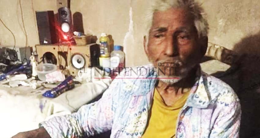 Piden apoyo para adulto mayor que perdió todo al incendiarse su casa