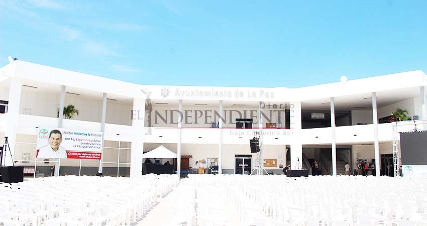 Por 3 años más, mantiene Rubén Muñoz a la Contralora Municipal de La Paz