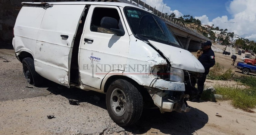 Cae vehículo desde el puente Costa Azul, en SJC