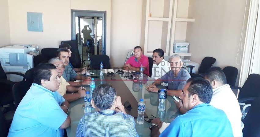 Transportistas se encuentran reunidos para definir acciones contra Uber