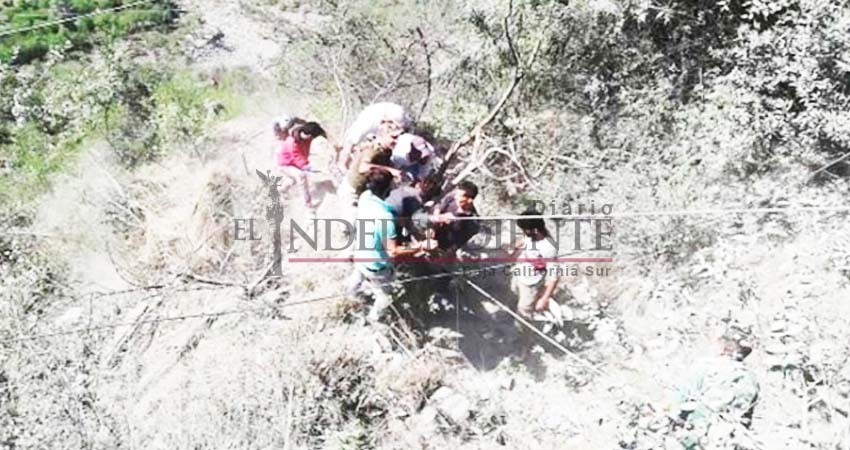 Autobús cae a barranco en India; al menos 22 muertos