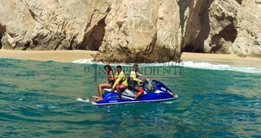 Rescatan a dos personas por intentar caminar bajo El Arco de CSL