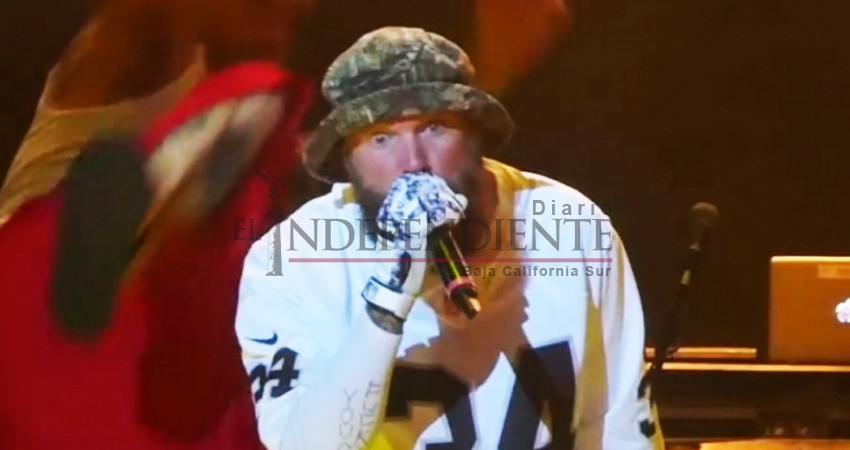 Fred Dust se salva de recibir patada voladora en concierto