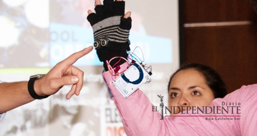 Estudiantes crean un guante para ayudar a invidentes