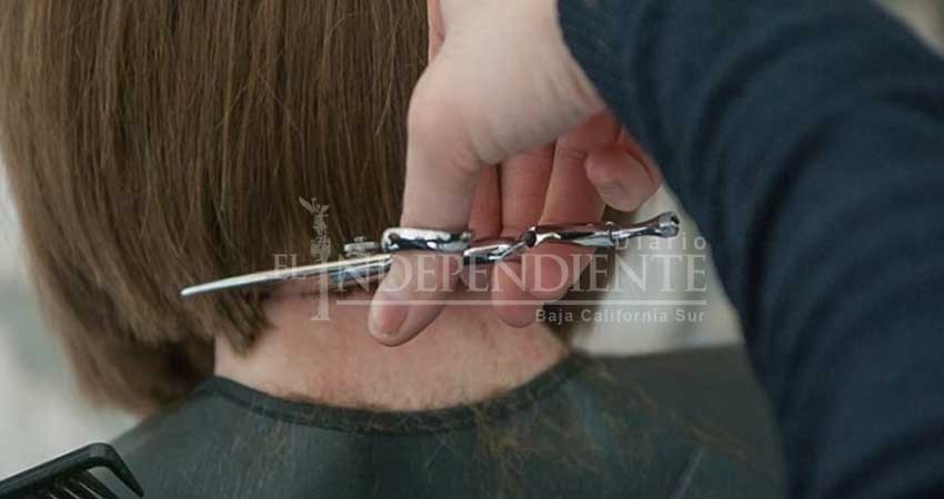 Fue a cortarse el cabello y la estilista notó algo terrible