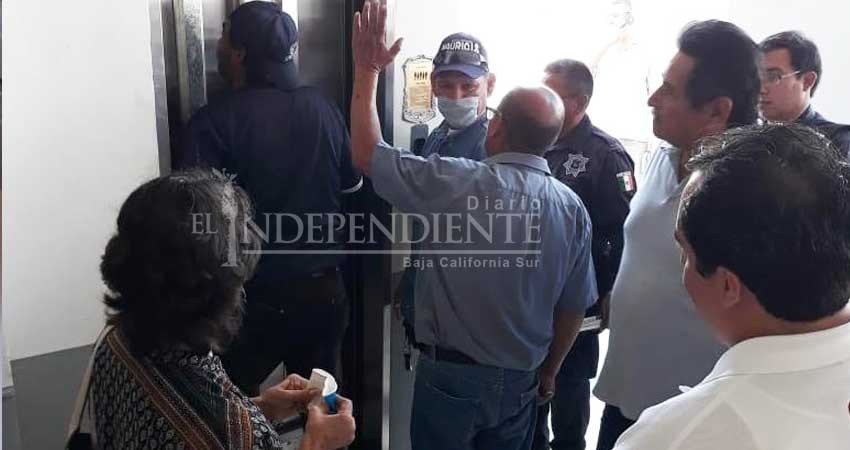 Atrapado en elevador del Ayuntamiento de La Paz por corte de luz
