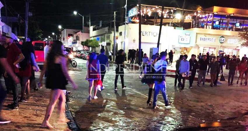 Turistas festejan Halloween entre derrames y peste de aguas negras
