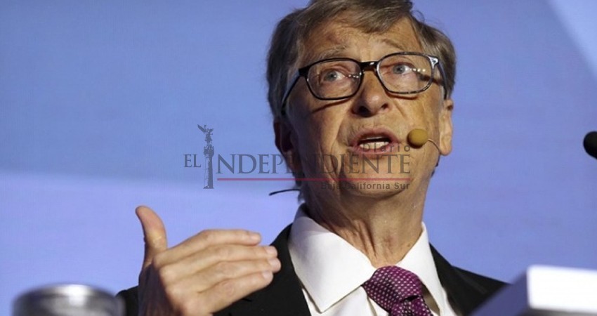 Bill Gates muestra frasco de excremento en China; pide 'inodoro del futuro'