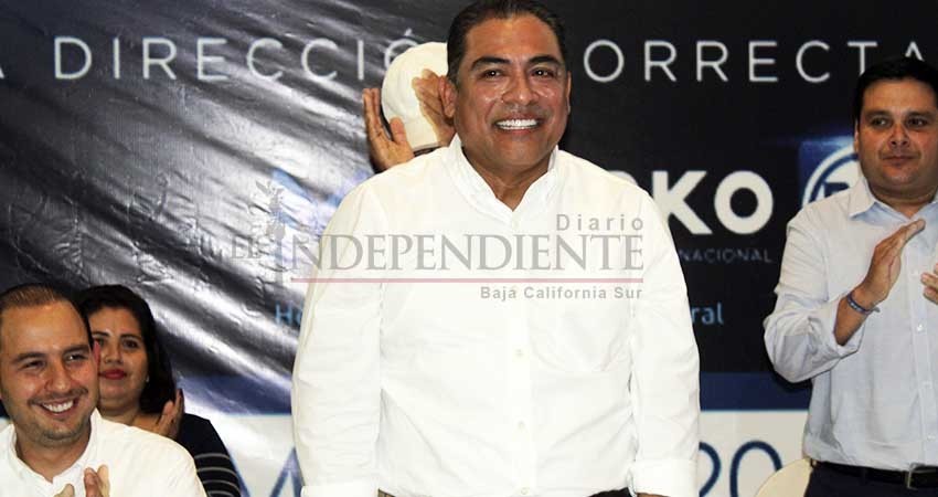 Reaparece públicamente Arturo de la Rosa Escalante; evita opinar sobre administración morenista