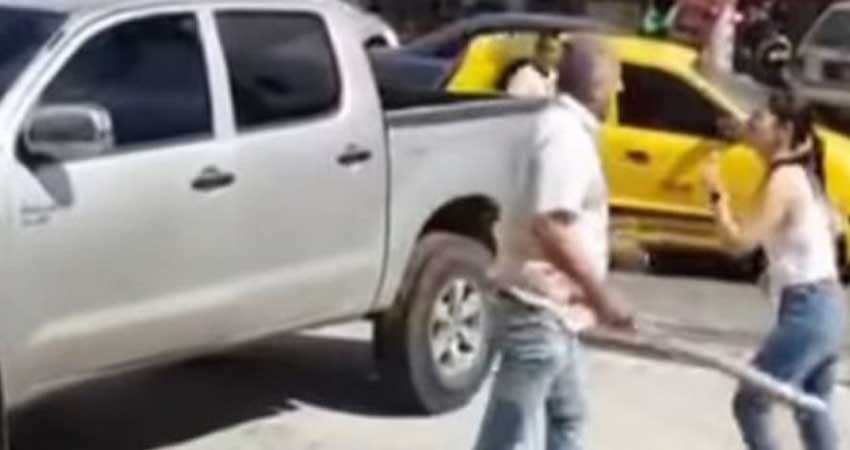 Descubre infidelidad de su marido y lo enfrentó con un bat