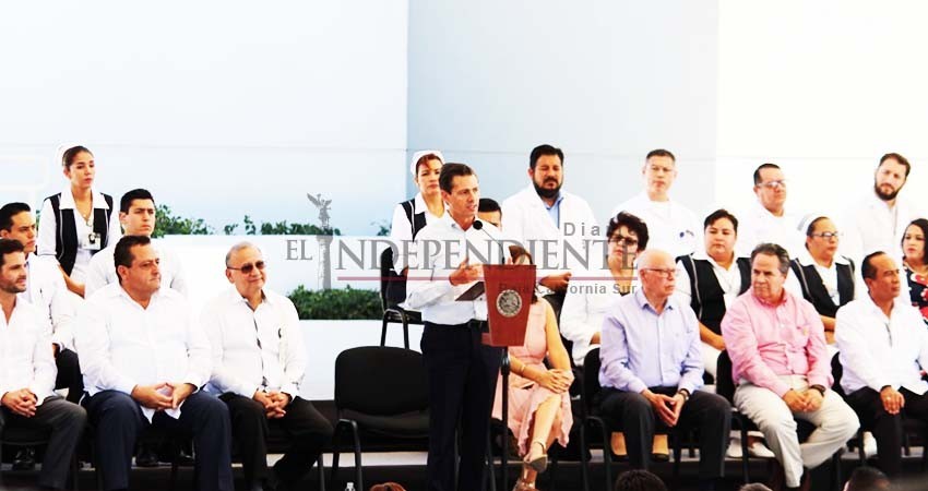 Inaugura el Presidente Peña Nieto dos centros hospitalarios en La Paz