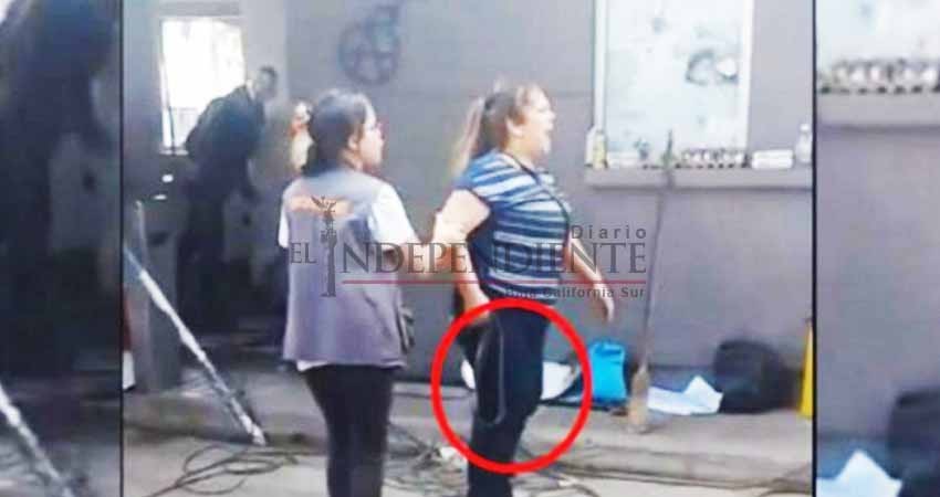 Mamá intenta sacar a su hijo de una marcha a cinturonazos