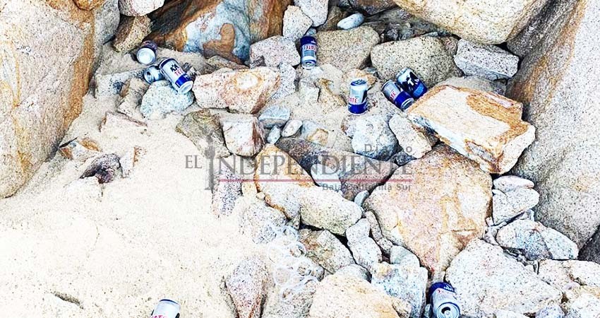 Basura y desperdicios la imagen de playas de Los Cabos