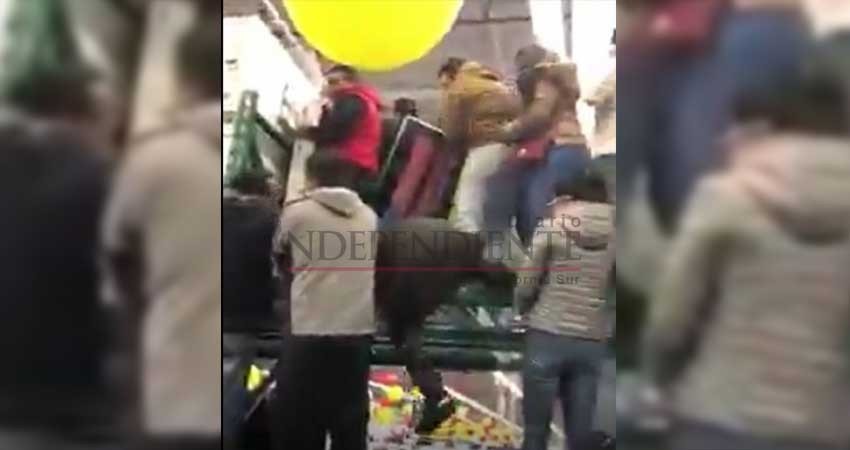 Así forcejaron por televisiones de mil pesos en Walmart