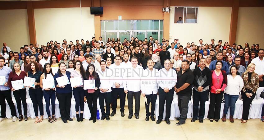 Acreditan calidad de otras dos carreras más en la UABCS