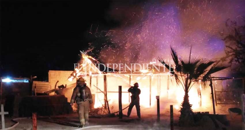 Incendio deja sin casa a un hombre de la tercera edad; vecinos se organizan para apoyarlo