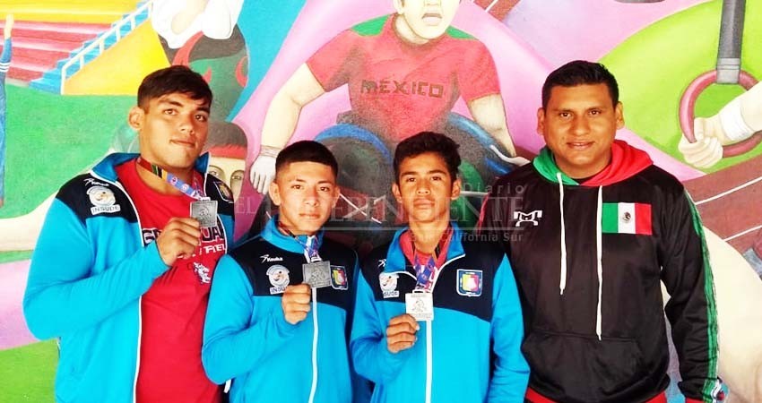 Luchadores de Sudcalifornia se cuelgan la medalla de plata