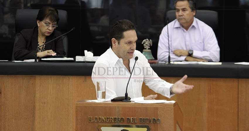 Abraza Setues la “Cuarta Transformación” y se echa el Congreso al bolsillo