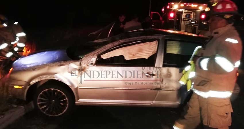 Aparatosa volcadura en el Corredor Turístico deja dos lesionados