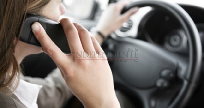 Hacer uso del celular al conducir implica multas de hasta 7 mil pesos: PF