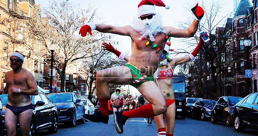 Cientos de Santa Claus corren en traje de baño en Boston