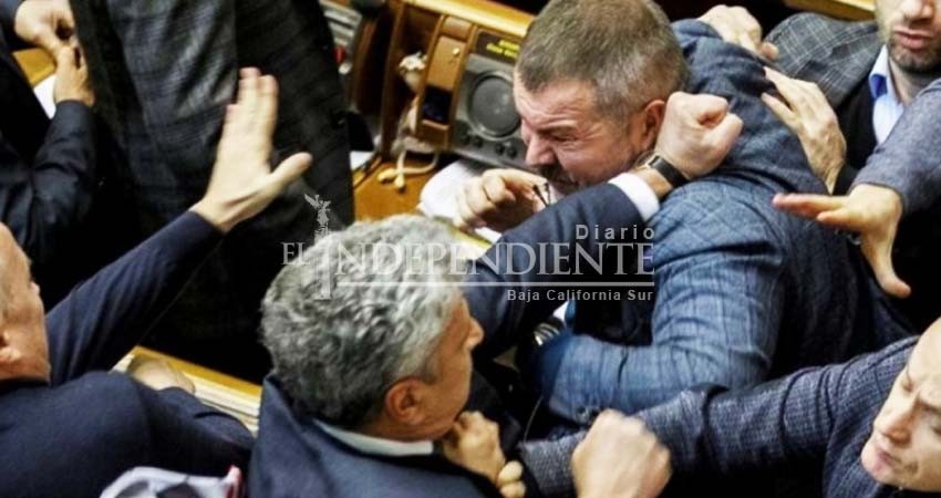 Se arma batalla campal en el Parlamento de Ucrania