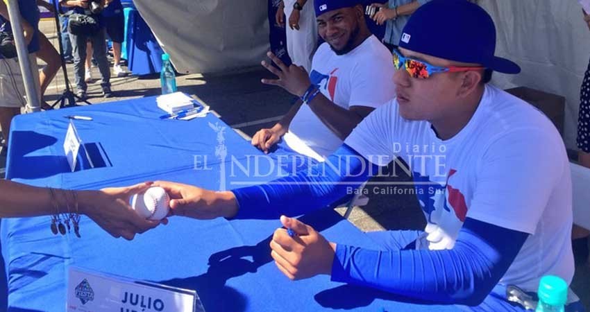 AMLO recibió pelota autografiada de Julio Urías