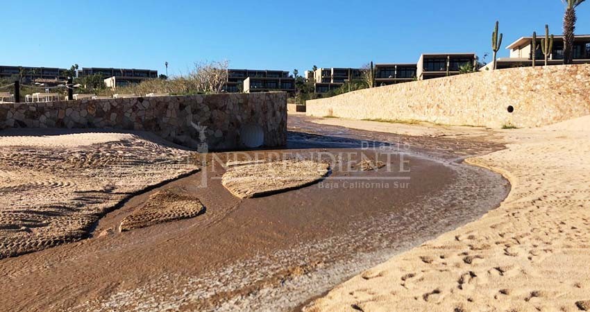 Aparece caudal de agua de Desarrollo Turístico y atraviesa Playa Santa María
