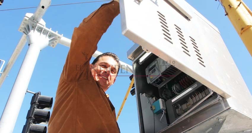 Ponen en operación 3 semáforos inteligentes en La Paz