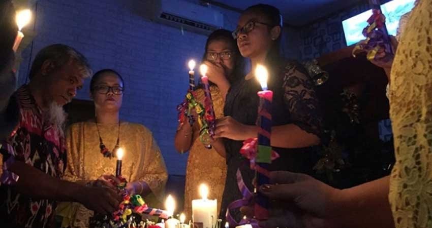 Sobrevivientes del tsunami de Indonesia realizan misa en Navidad