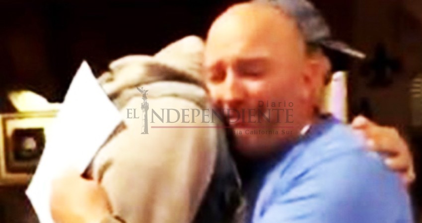 El regalo de un hijo a su padrastro por Navidad: le pide que lo adopte