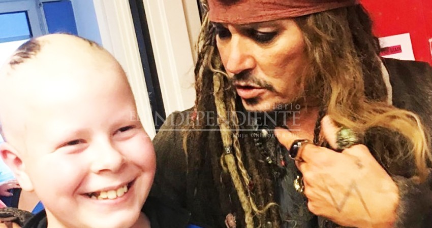Vestido de Jack Sparrow, Johnny Depp visita a niños con cáncer